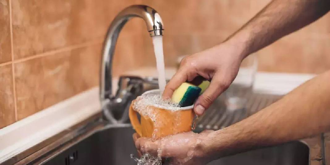 Temizlemiyor sadece tehlike saçıyor! Evinizdeki süngerleri çöpe atın: Uzmanlar üstüne basarak uyarıyor 3